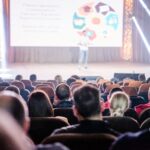 Prelegent IT przemawiający na konferencji
