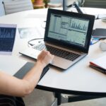 Data scientist analizujący dane