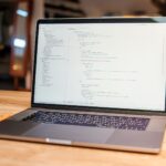 Programista tworzący aplikację JavaScript