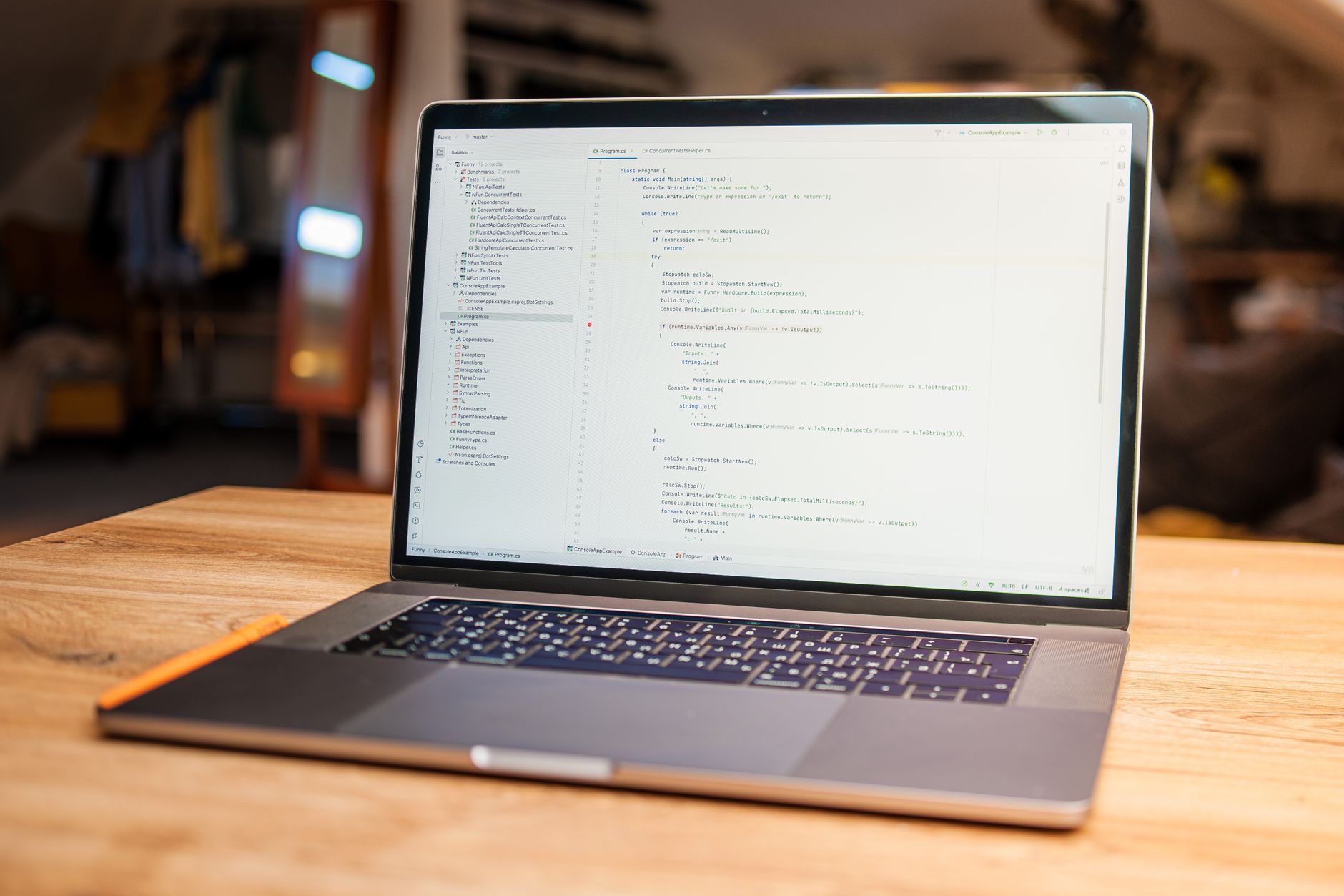 Programista tworzący aplikację JavaScript
